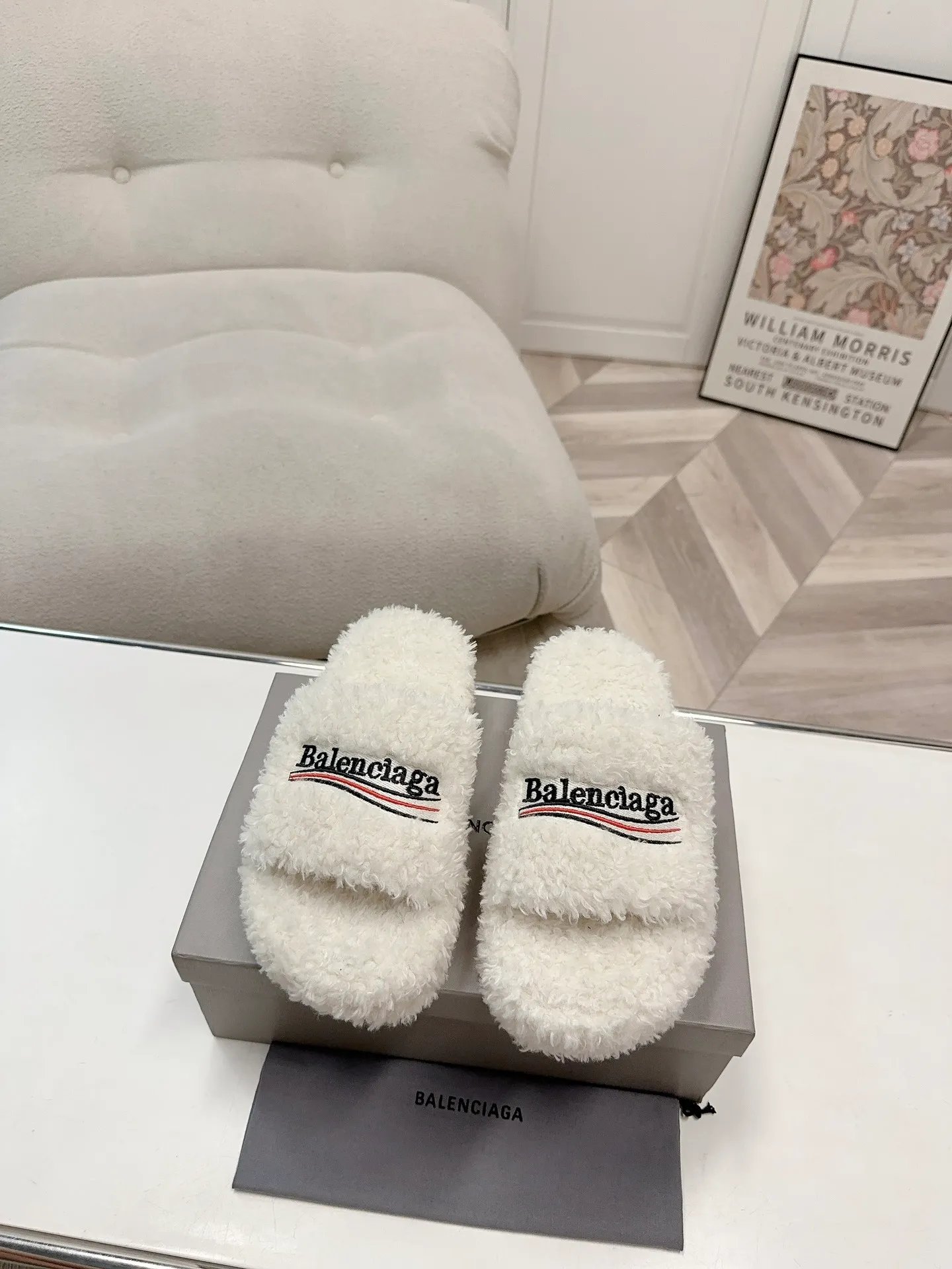 👟👟Ex-factory price 480👟👟Thick-soled Balenciaga autumn and winter trendy wool slippers💕cx upper letter pattern, electric embroidery logo embroidery technology! Full of high-end feel! Especially beautiful on the feet 🦶 🐑Material: wool (very soft and comfortable) 🐑Sole: Original non-slip and wear-resistant outsole 🐑Number/size: Women's 35-41
